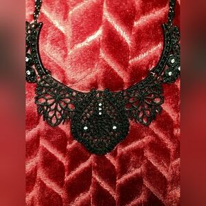 BLACK LACE BIB NECKLACE